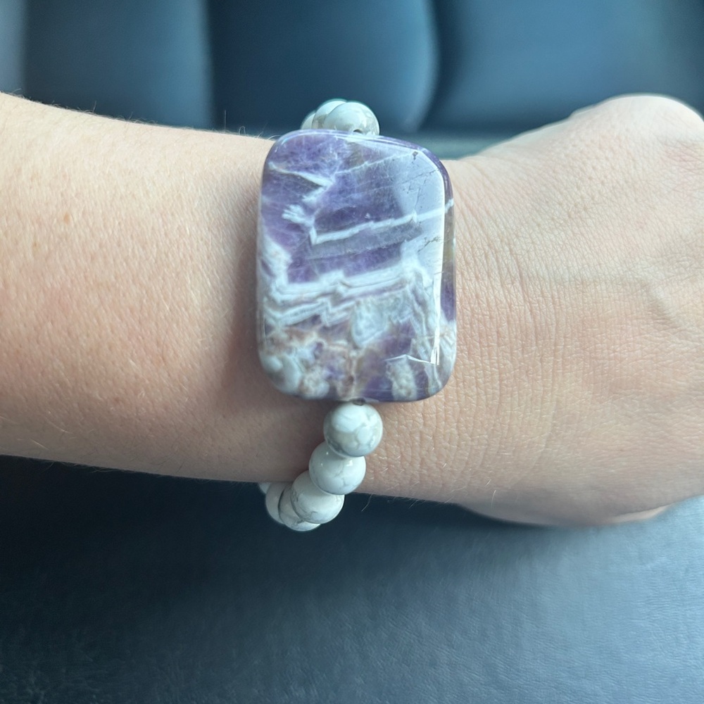 Amythest crystal howlite rounded beadbracelet